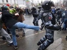 300 несовершеннолетних, задержанных на митингах оппозиции в России, переданы родителям
