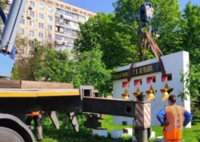 В Днепропетровске за сутки демонтировали более 10 памятных знаков времён СССР. В Ровно — памятник разведчику Кузнецову