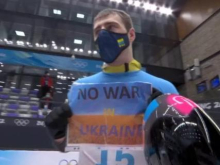 Украинский скелетонист вместо победы продемонстрировал антивоенный плакат на Олимпиаде