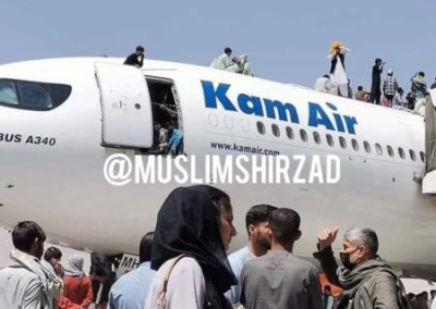 Афганские беженцы, пытаясь улететь из страны, забираются на крыши самолётов, цепляются за шасси