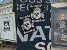 Берлин заполонили плакаты и наклейки с Зеленским с шевронами дивизии СС «Мёртвая голова»