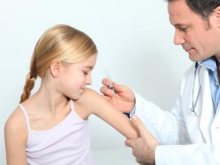 Украина перейдёт к принудительной вакцинации от коронавируса: власти хотят не допустить к занятиям школьников без прививки