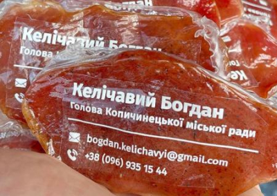 На Тернопольщине мэр «колбасной столицы» раздаёт визитки из мяса