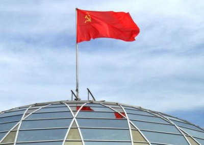 Коммунисты предложили вернуть флаг СССР и назвали триколор символом коллаборационистов