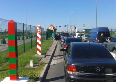 Поляки запрещают въезжать в страну на машинах с российскими номерами