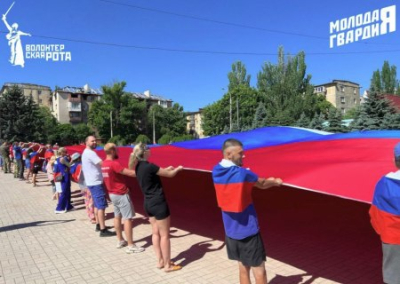 В Мариуполе развернули самый большой флаг России