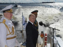 На параде ВМФ Путин пообещал неотвратимый удар противнику