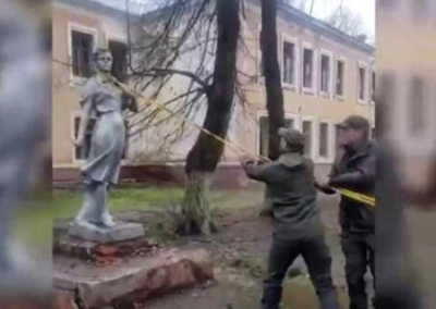 В Чернигове снесли памятник Зое Космодемьянской