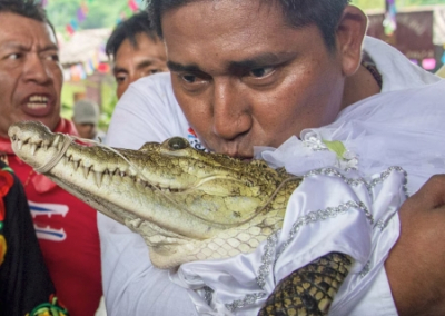 В Мексике мэр города Сан-Педро-Уамелула женился на крокодиле