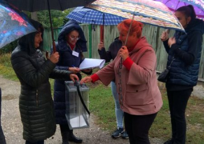 Под дождём, но с хорошим настроением: как голосует Донбасс