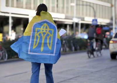 «Чужие трутни»: украинские беженцы в ЕС участвуют в платных акциях протеста и не собираются работать