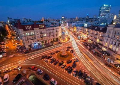 В Киеве дерусифицировали станции метро Дружбы народов и Площадь Льва Толстого