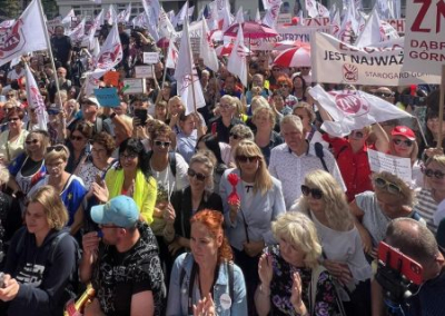 «Голодный учитель ничему не научит». Польские учителя вышли на протесты, требуя повышения зарплат
