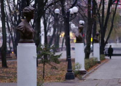 Декоммунизаторы в Харькове сносят, закрашивают всю советскую символику