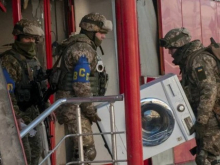 Одни «защитники» занимаются мародёрством в прифронтовых населенных пунктах, другие — «гоп-стопом» на западе Украины