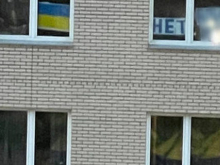 Жители Красноярска вывесили в окне украинский флаг — и пожалели об этом