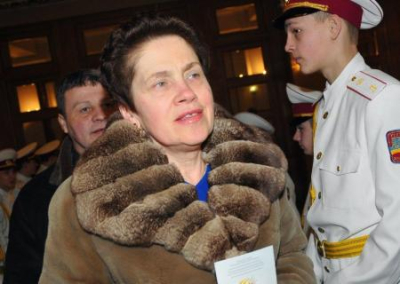 Похороненная СМИ жена Януковича успешно занимается бизнесом в Севастополе и ухаживает за могилой сына