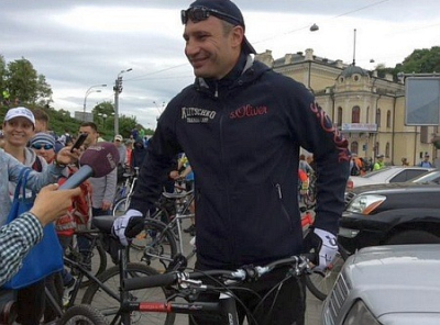 «Педалик» осуществил транспортную реформу в Киеве: мэр пересел на велик