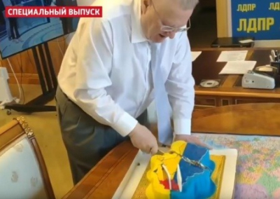 Жириновский разрезал «торт Украины» в ответ на решение Киева осудить его и однопартийцев за помощь Донбассу
