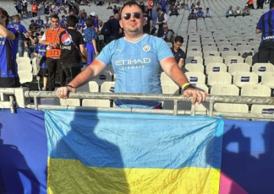 В Стамбуле на финале Лиги чемпионов у болельщиков отбирали желто-синие флаги