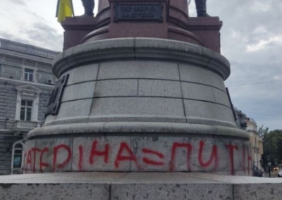В Одессе «патриотка» надругалась над памятником Екатерине II