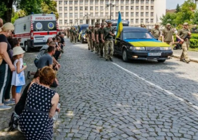 «Все на колени». Хутор навязывает Киеву свои традиции