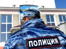 В Луганске в день сотрудника МВД полицейские машины возили катер стоимостью несколько миллионов