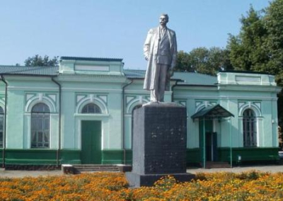 В Харьковской области снесли памятник Максиму Горькому