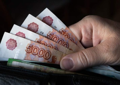 Российские компании штрафуют за наличные выплаты иностранцам