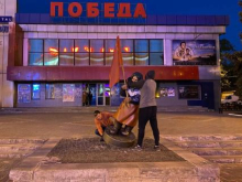 В Белгороде убрали памятник, установленный бабушке с советским флагом