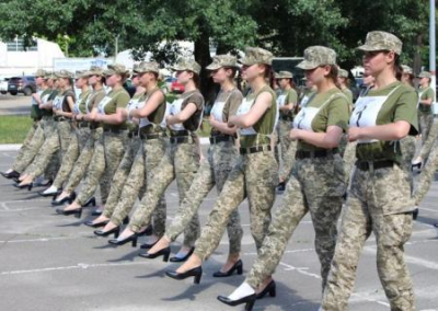 На лабутенах и в мужских трусах. Украинские патриоты возмущены экипировкой женщин на параде независимости