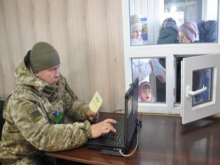 Пограничники на КПВВ передают граждан с паспортами ЛДНР Нацполиции