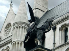 «Контрабандисты», «воры в законе» и политики готовят иски против Зеленского в Королевский суд Лондона