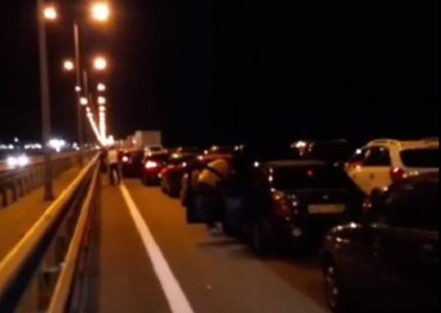 Крымский мост закрыла огромная пробка. Искали бомбу?