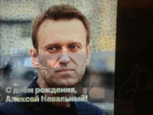 «Кто поздравит меня лучше всех?» Алексея Навального поздравили с юбилеем граждане США