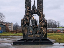Поляки не забыли и не простили. В центре памятника жертвам Волынской резни — насаженный на трезуб ребёнок