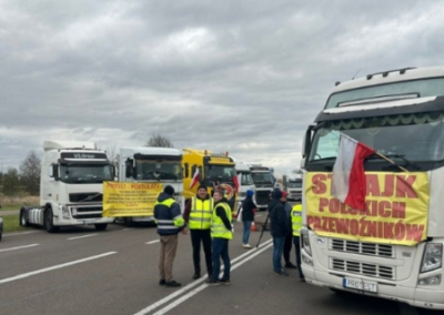 Поляки угрожают полностью заблокировать движение фур через границу с Украиной. К протестам присоединились чешские аграрии