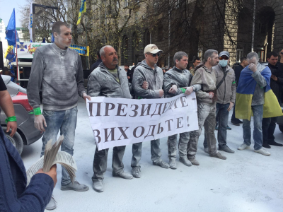 В Киеве очередной "майдан": у администрации президента начались массовые беспорядки