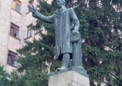 На памятнике Василию Каразину у харьковского университета его имени закрыли русскую надпись