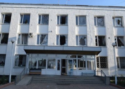 В результате обстрела Первомайска (ЛНР) со стороны ВСУ повреждены здание администрации и школа искусств