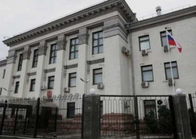 Украина отобрала у России землю под зданием посольства РФ в Киеве. Само здание — на очереди