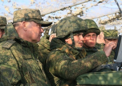 «Победитель ИГИЛа» командует манёврами в Крыму. Вместе с ним лучшие снайперы России