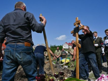 Во Львове выкапывают останки советских солдат, чтобы на их месте хоронить боевиков ВСУ