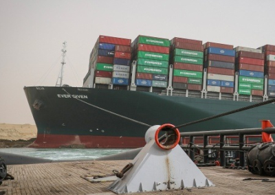 Президент Египта принял решение о разгрузке контейнеровоза, блокирующего Суэцкий канал