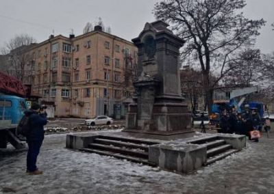 В Днепропетровске снесли памятники Пушкину и пионеру-герою Володе Дубинину