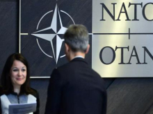 Украина-НАТО: Зеленский проиграл очередной бой — со шлагбаумом