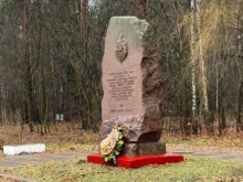 Под Киевом вандалы из «Гонора» снесли памятник погибшим чекистам