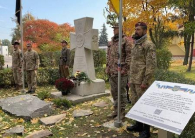 В Киеве установили памятник Степану Бандере