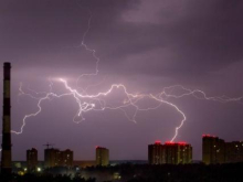 Ураган с ливнем выкорчёвывал в Киеве деревья и оборвал линии электропередач