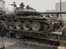 Подбитый русский танк снова утопает в цветах. Теперь в центре Хельсинки